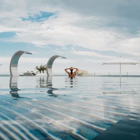 J44 Lifestyle Hotel Τζεσόλο Λίντο Εξωτερικό φωτογραφία Infinity pool at the hotel