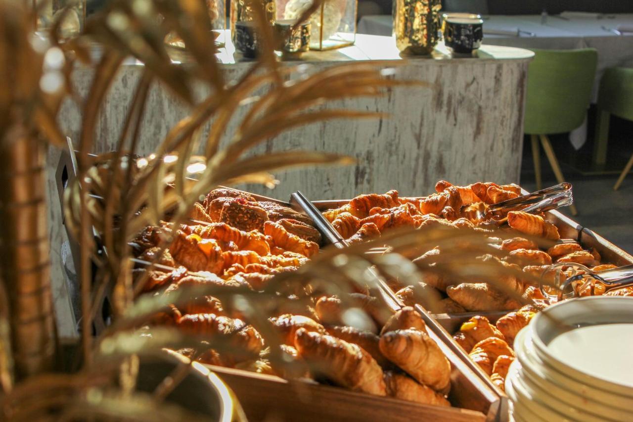 J44 Lifestyle Hotel Τζεσόλο Λίντο Εξωτερικό φωτογραφία Croissants at a buffet