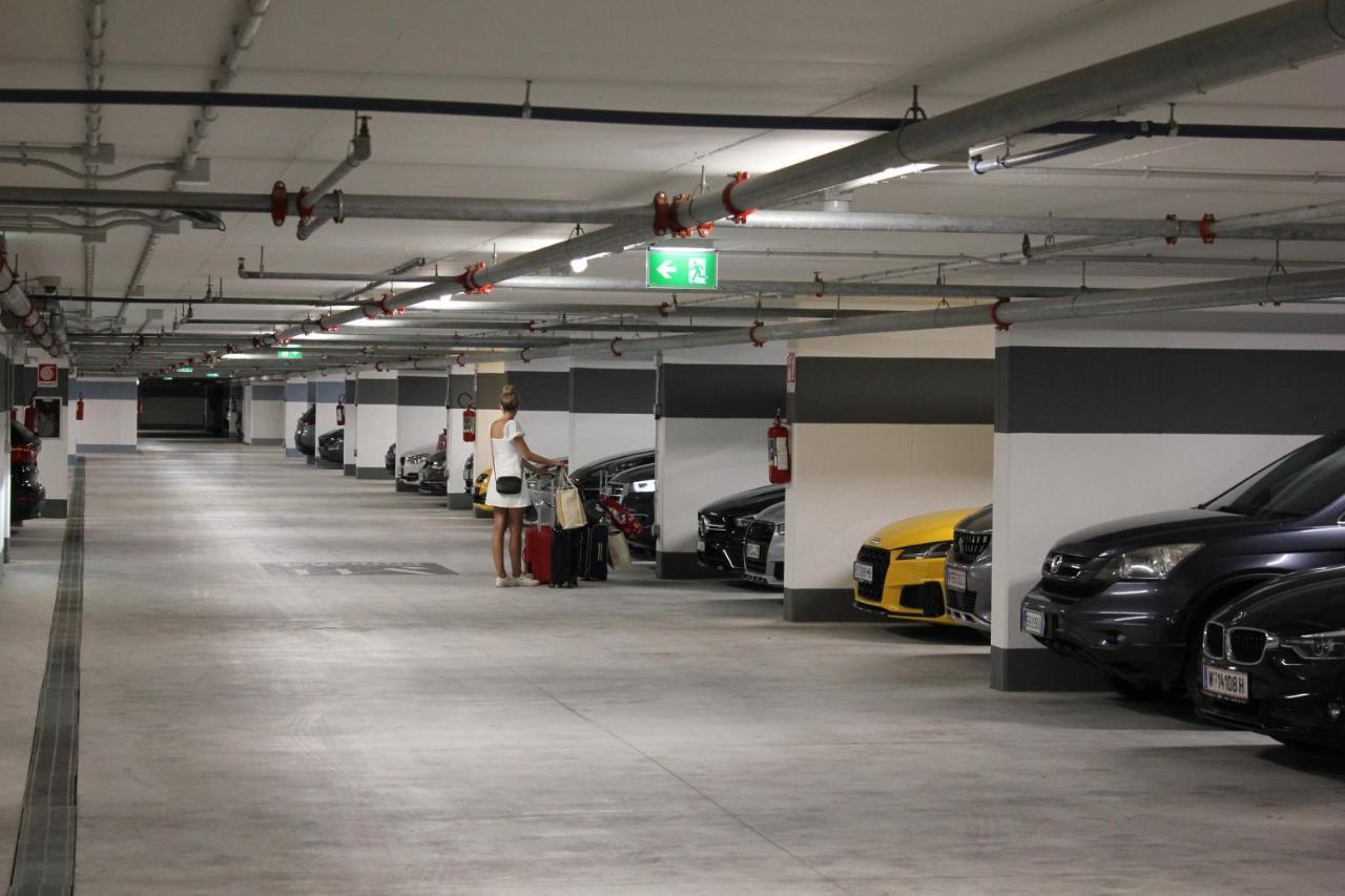 J44 Lifestyle Hotel Τζεσόλο Λίντο Εξωτερικό φωτογραφία The underground car park