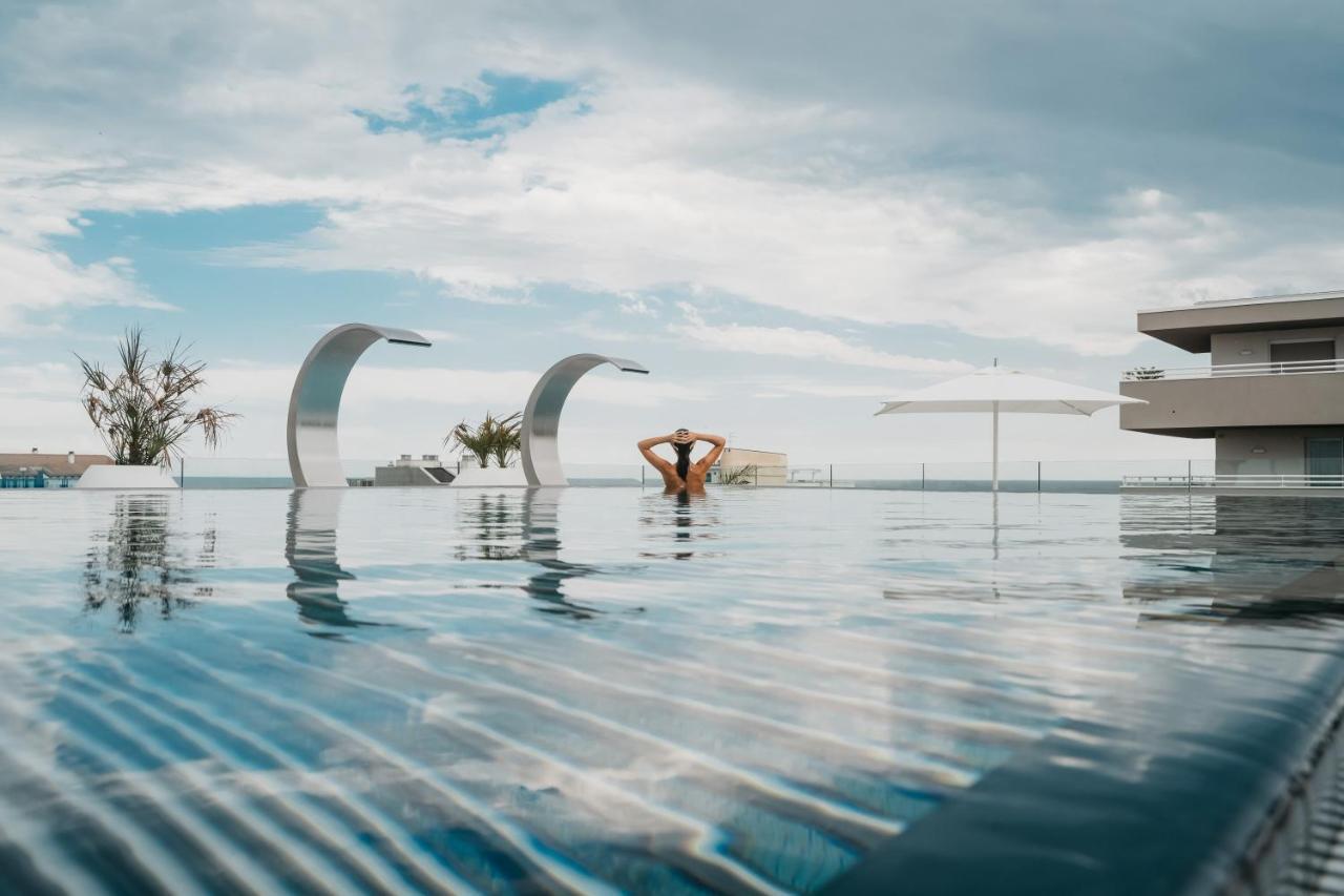 J44 Lifestyle Hotel Τζεσόλο Λίντο Εξωτερικό φωτογραφία Infinity pool at the hotel