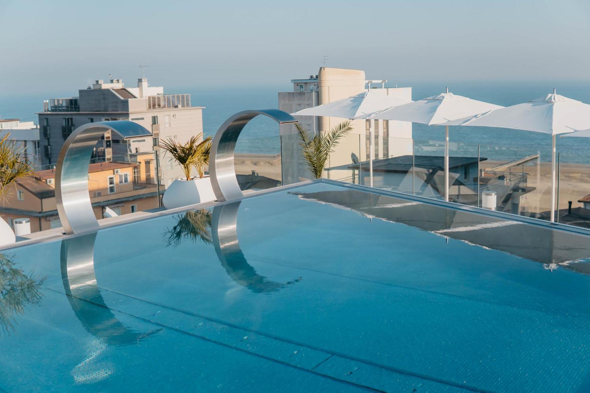 J44 Lifestyle Hotel Τζεσόλο Λίντο Εξωτερικό φωτογραφία The rooftop pool at the hotel