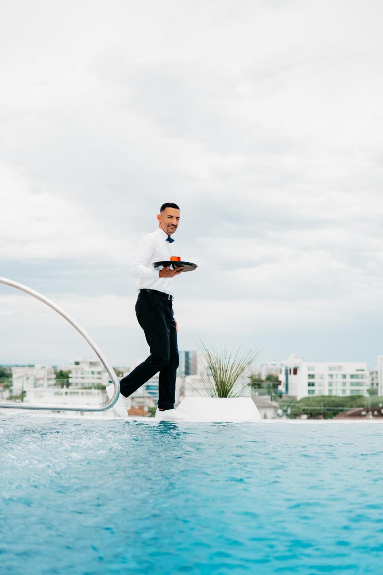 J44 Lifestyle Hotel Τζεσόλο Λίντο Εξωτερικό φωτογραφία A waiter balancing on a tightrope