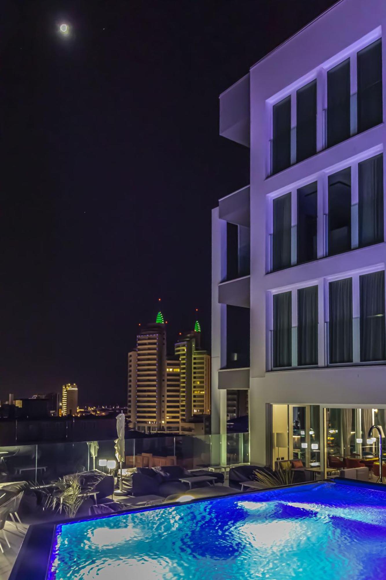 J44 Lifestyle Hotel Τζεσόλο Λίντο Εξωτερικό φωτογραφία The hotel at night