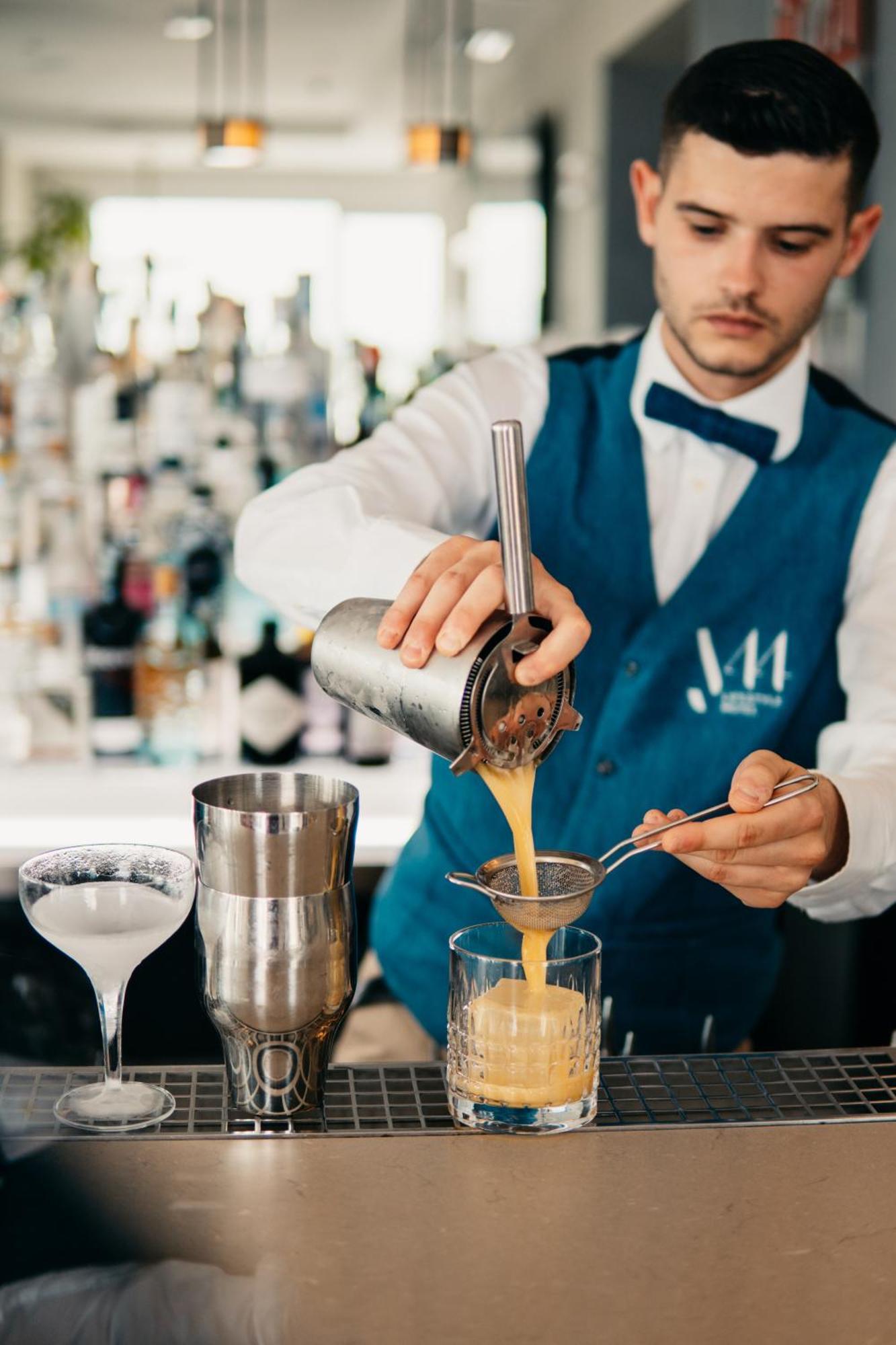 J44 Lifestyle Hotel Τζεσόλο Λίντο Εξωτερικό φωτογραφία A bartender straining a cocktail