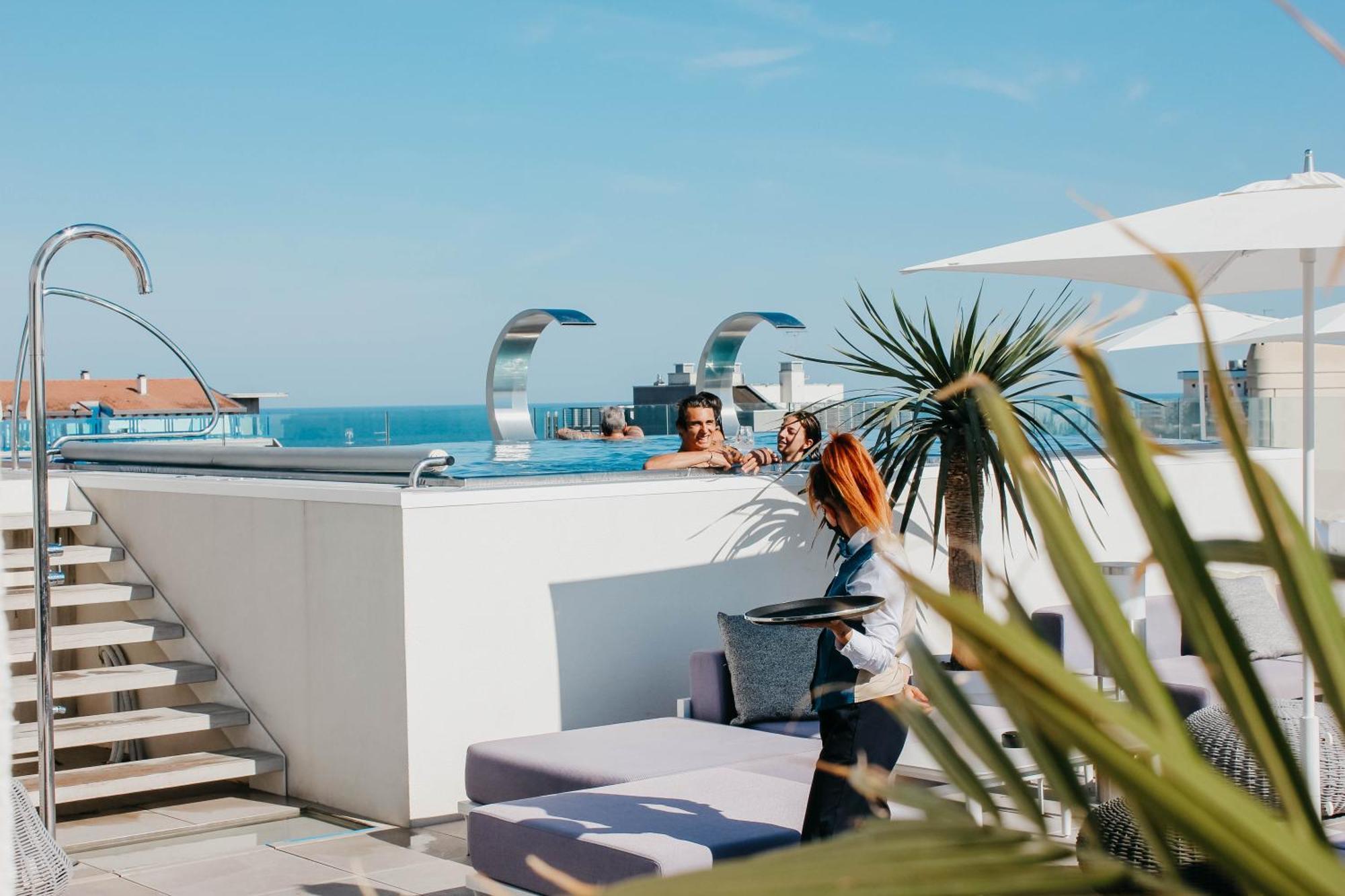 J44 Lifestyle Hotel Τζεσόλο Λίντο Εξωτερικό φωτογραφία Rooftop pool at the Hotel