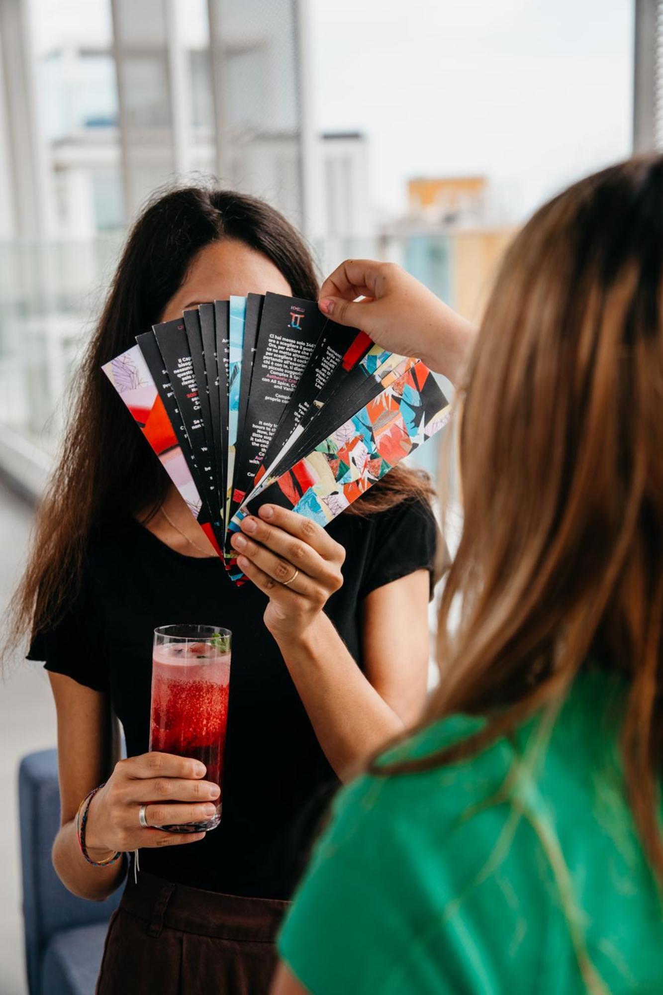 J44 Lifestyle Hotel Τζεσόλο Λίντο Εξωτερικό φωτογραφία A woman holding a fan