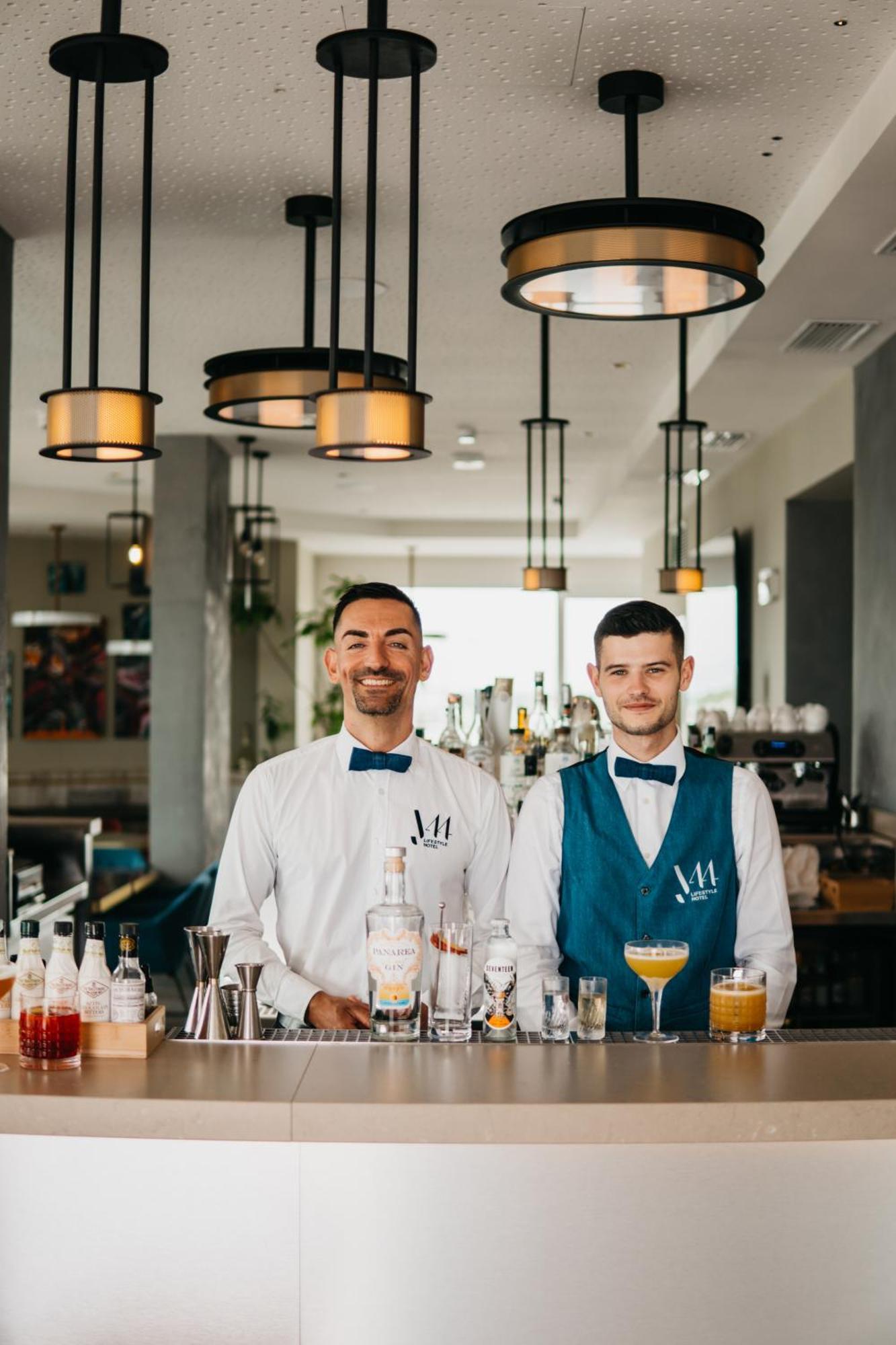 J44 Lifestyle Hotel Τζεσόλο Λίντο Εξωτερικό φωτογραφία The bar at the MÖVENPICK Hotel in Belgrade