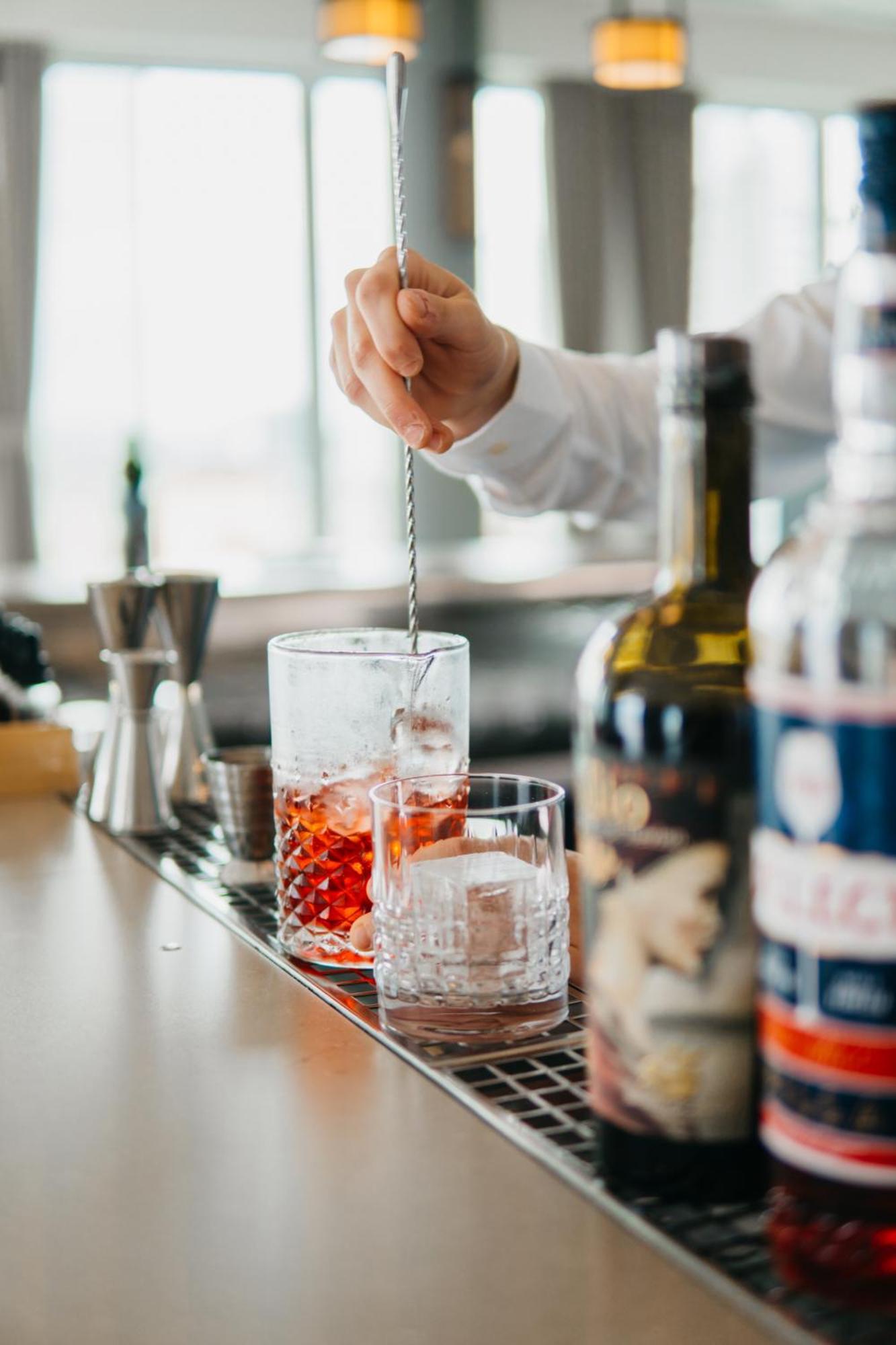 J44 Lifestyle Hotel Τζεσόλο Λίντο Εξωτερικό φωτογραφία A bartender stirring a cocktail